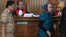 Terdakwa kasus penyebaran berita bohong atau hoaks Ratna Sarumpaet (kanan) meninggalkan Presiden Konfederasi Serikat Pekerja Indonesia (KSPI) Said Iqbal (kiri) dalam sidang lanjutan di PN Jakarta Selatan, Selasa (9/4). Keduanya cipika cipiki saat bertemu dalam sidang. (Liputan6.com/ImmanuelAntonius)