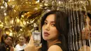 Jessica Iskandar, terlihat segar dengan sleeveless dress. Ia memilih salah satu perfume dengan aroma sophisticated yang tak lekang waktu. / Foto: Adrian - Fimela.com.