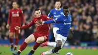 Gelandang Everton, Idrissa Gueye, saat melawan Liverpool dalam lanjutan Premier League (3/3/2019). (AFP/Oli Scarff)