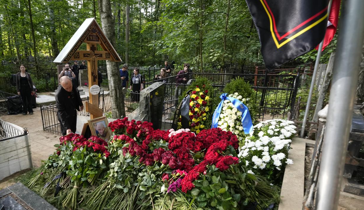 Disebutkan bahwa upacara pemakaman di kota kelahirannya itu dilangsungkan secara tertutup dan semua orang yang ingin mengucapkan selamat tinggal dapat mengunjungi Pemakaman Porokhovskoe. (AP Photo/Dmitri Lovetsky)