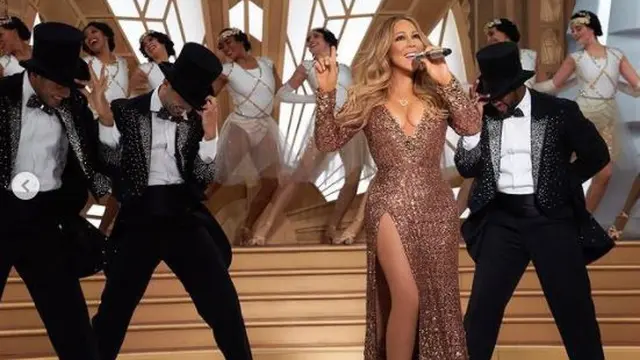 Mariah Carey Pakai Gaun Seberat 27 Kg Saat Tampil di Edisi Khusus Natal