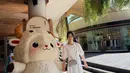 Ia juga mengenakan long dress putih lengan puff panjang dipadukan sandal wedges jelly warna fushcia.  [@limjjy2]