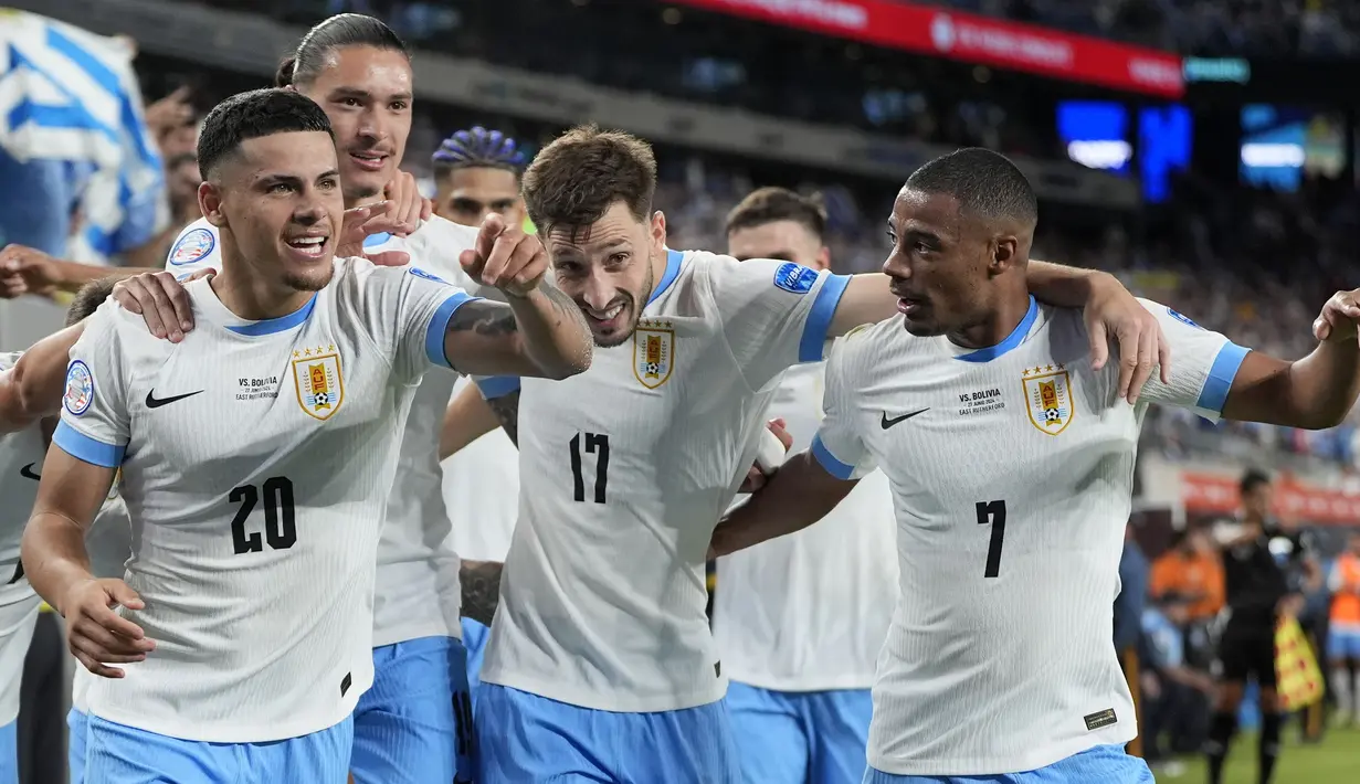 Pemain Uruguay merayakan gol yang dicetak oleh Maximiliano Araujo pada laga Grup C Copa America 2024 di MetLife Stadium, East Rutherford, New Jersey, Jumat (28/06/2024) WIB. (AP Photo/Julia Nikhinson)