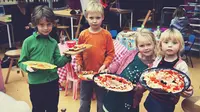 Sebuah restoran di Belanda memperkerjakan anak-anak taman kanak-kanak untuk menjadi pramusaji hingga kokinya.