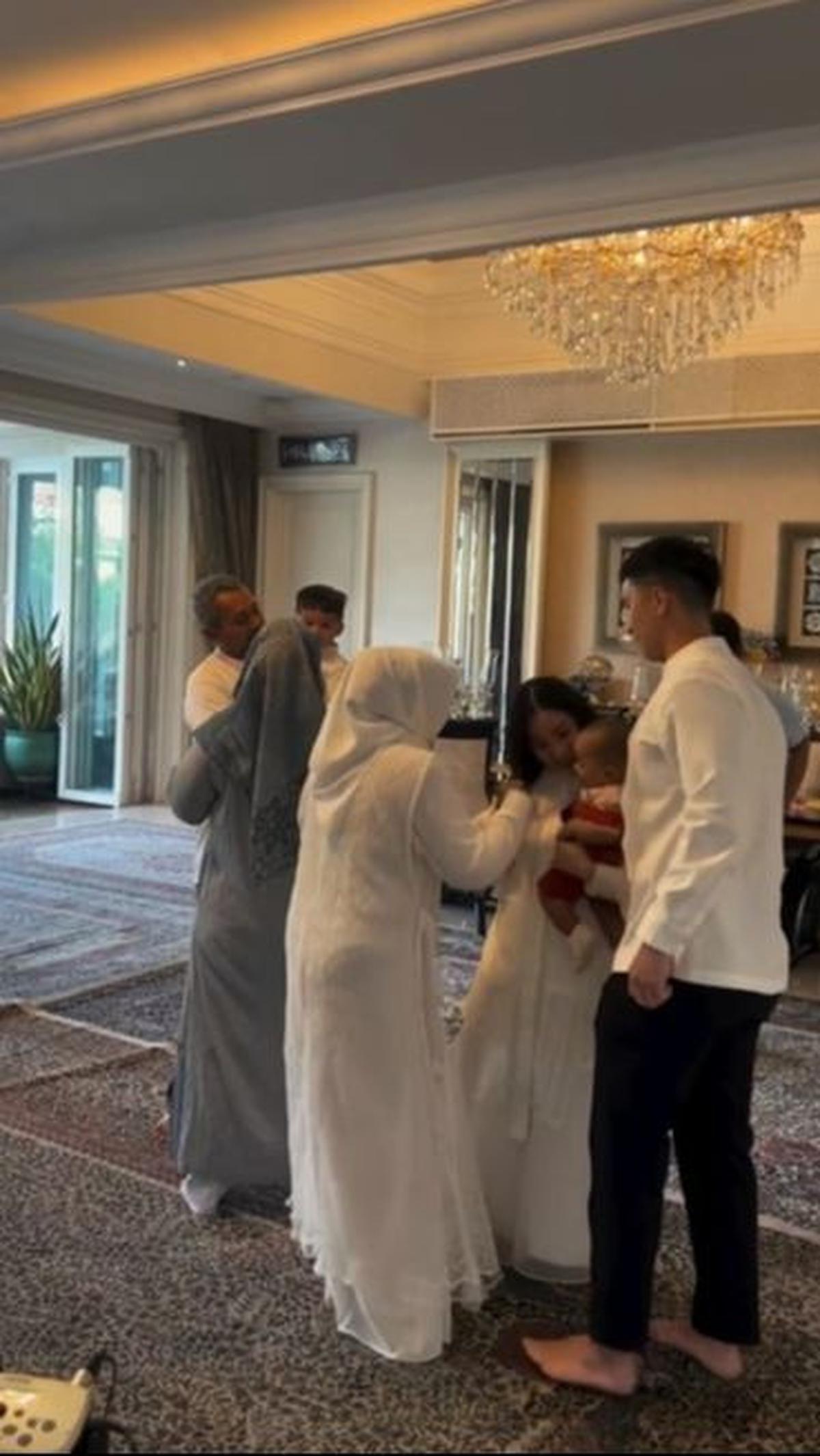 Nikita Willy tampak sangat bahagia dan memperlihatkan keakraban dengan keluarganya.<br>