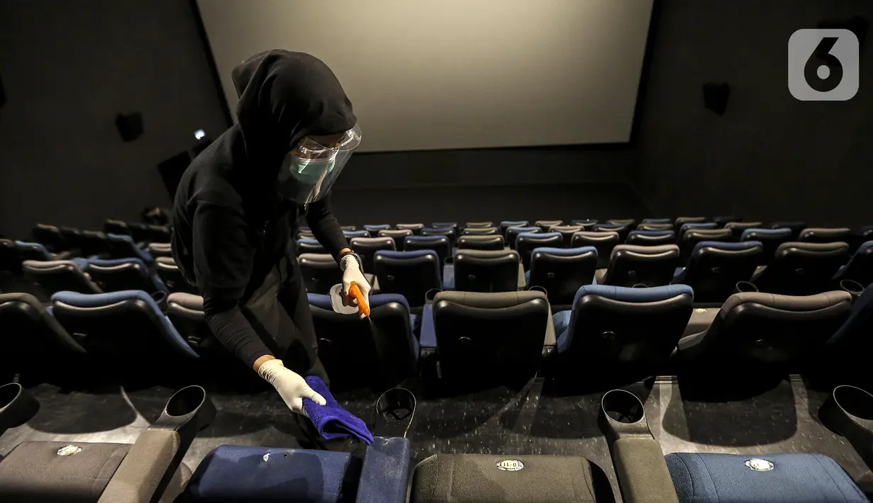 Petugas membersihkan jejeran kursi Studio 1 CGV Blitz Bella Terra, Pulomas, Jakarta, Rabu (10/2/2021). Untuk kategori kurang dari 100 orang, harga sewa bioskop bisa mencapai kurang lebih Rp 750.000 termasuk food and beverages. (Liputan6.com/Johan Tallo)