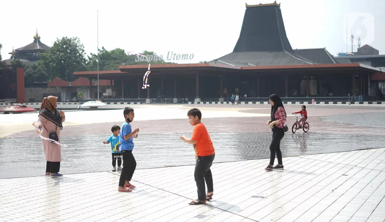 Wisatawan menikmati suasana sekitar Taman Mini Indonesia Indah (TMII), Jakarta, Minggu (21/6/2020). Setelah tidak beroperasi akibat pandemi, pengelola membuka kembali TMII dengan menerapkan protokol kesehatan pencegahan COVID-19 dan pembatasan pengunjung. (Liputan6.com/Immanuel Antonius)