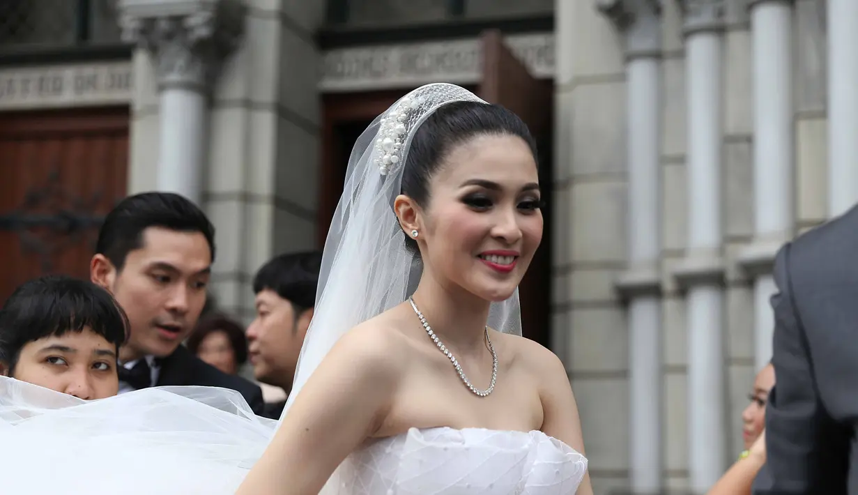 Setelah resmi menikah di Gereja Katedral, Jakarta Pusat, Selasa (8/11) Sandra Dewi dan Harvey Moeis menggelar resepsi pernikahan di Hotel Dharmawangsa malam harinya. (Nurwahyunan/Bintang.com)