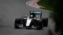 Pebalap Mercedes, Lewis Hamilton, menjadi yang tercepat dalam latihan bebas pertama F1 GP Kanada di Sirkuit Gilles Villeneuve, Kanada, Jumat (10/6/2016). (Bola.com/Twitter/F1)