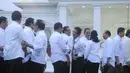Usai diumumkan, menteri Kabinet Kerja saling bersalaman satu sama lain (Liputan6.com/Herman Zakharia)    