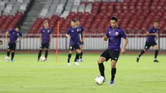 Pemain Thailand saat latihan jelang laga kualifikasi Piala Dunia 2022 di SUGBK, Jakarta, Senin (9/9). Thailand akan berhadapan dengan Indonesia. (Bola.com/M Iqbal Ichsan)