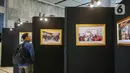 Seorang pria mengunjungi  pameran Foto Warna-warni Parlemen ke XIII/2023 di Gedung Nusantara II, Jakarta, Rabu (12/7/2023). (Liputan6.com/Faizal Fanani)