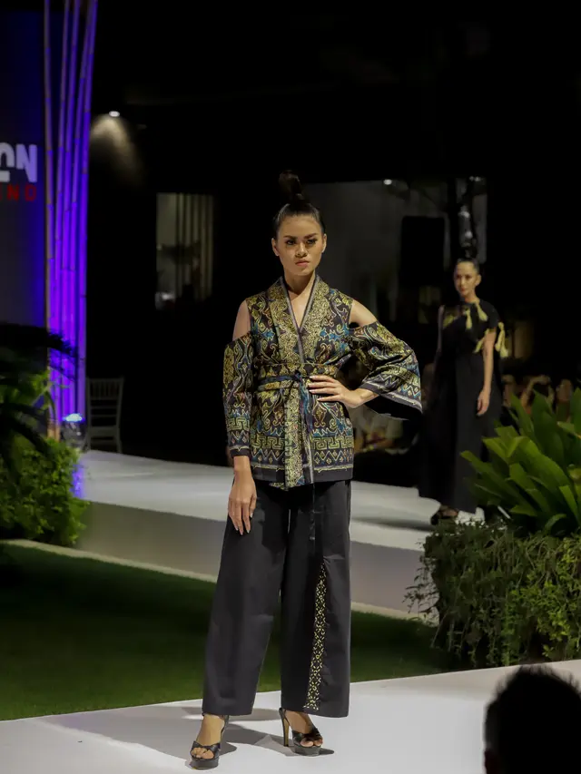 Kreasi Tenun Endek Buka Bali Fashion Trend 2019