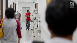 Karakter film Star Wars berjalan di lorong saat menghibur pasien di Siloam Hospitals TB Simatupang, Jakarta Selatan, Sabtu (6/4). Kehadiran karakter Star Wars ini untuk menghibur para pasien, khususnya anak-anak di rumah sakit tersebut. (Liputan6.com/Faizal Fanani)