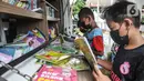 Anak-anak membaca buku di Perpustakaan Keliling kawasan Jatinegara, Jakarta, Rabu (29/9/2021). Mobil Perpustakaan Keliling yang difasilitasi Dinas Perpustakaan dan Kearsipan DKI itu merupakan sarana dan upaya pemerintah dalam meningkatkan minat baca anak sejak dini. (merdeka.com/Iqbal S Nugroho)
