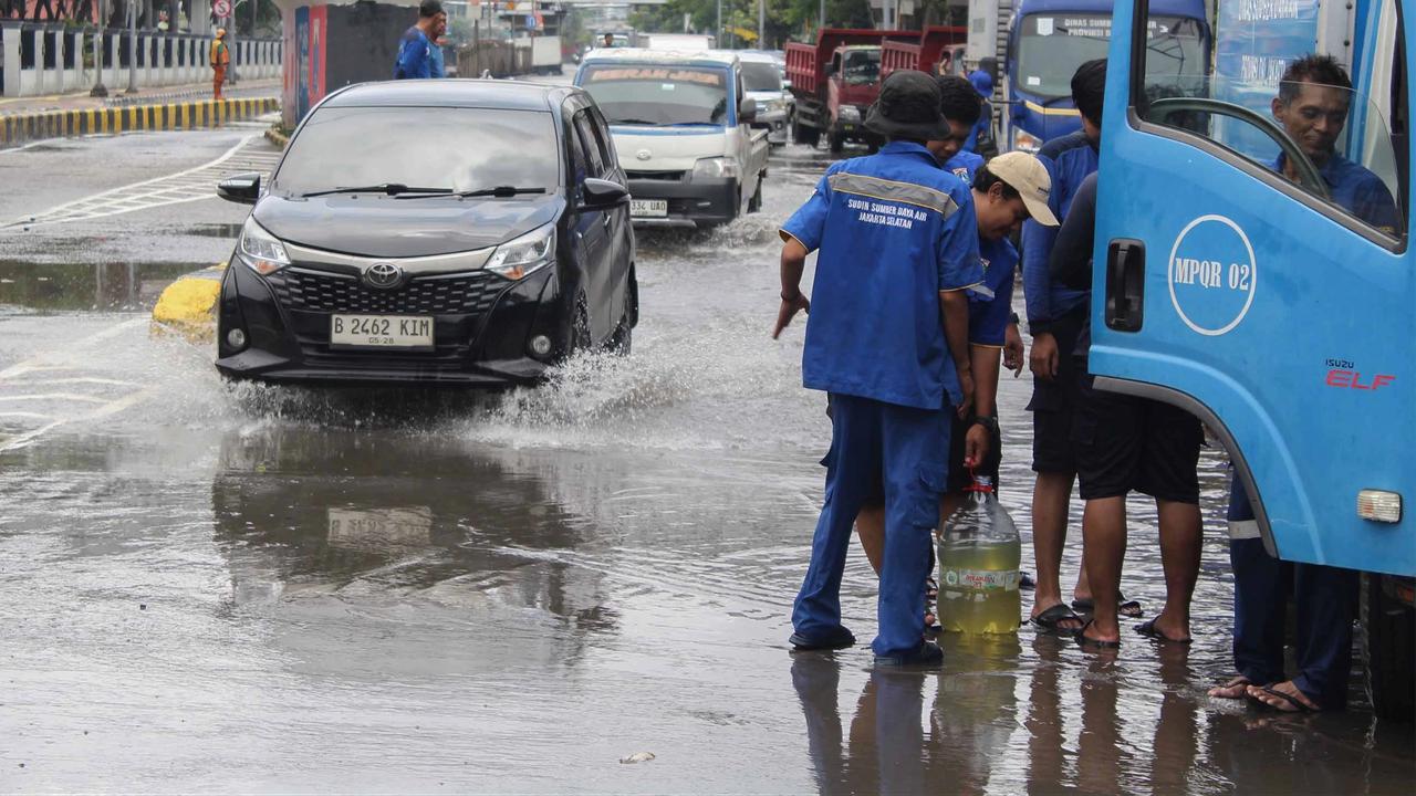 FOTO: Mesin Pompa Dikerahkan, Banjir Mangga Dua Kini Surut