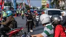 Personel Brimob bersenjata laras panjang ikut mengatur lalu lintas di kawasan jalur arus balik Pantura, Tegal, Jawa Tengah, Jumat (30/6). (Liputan6.com/Faizal Fanani)