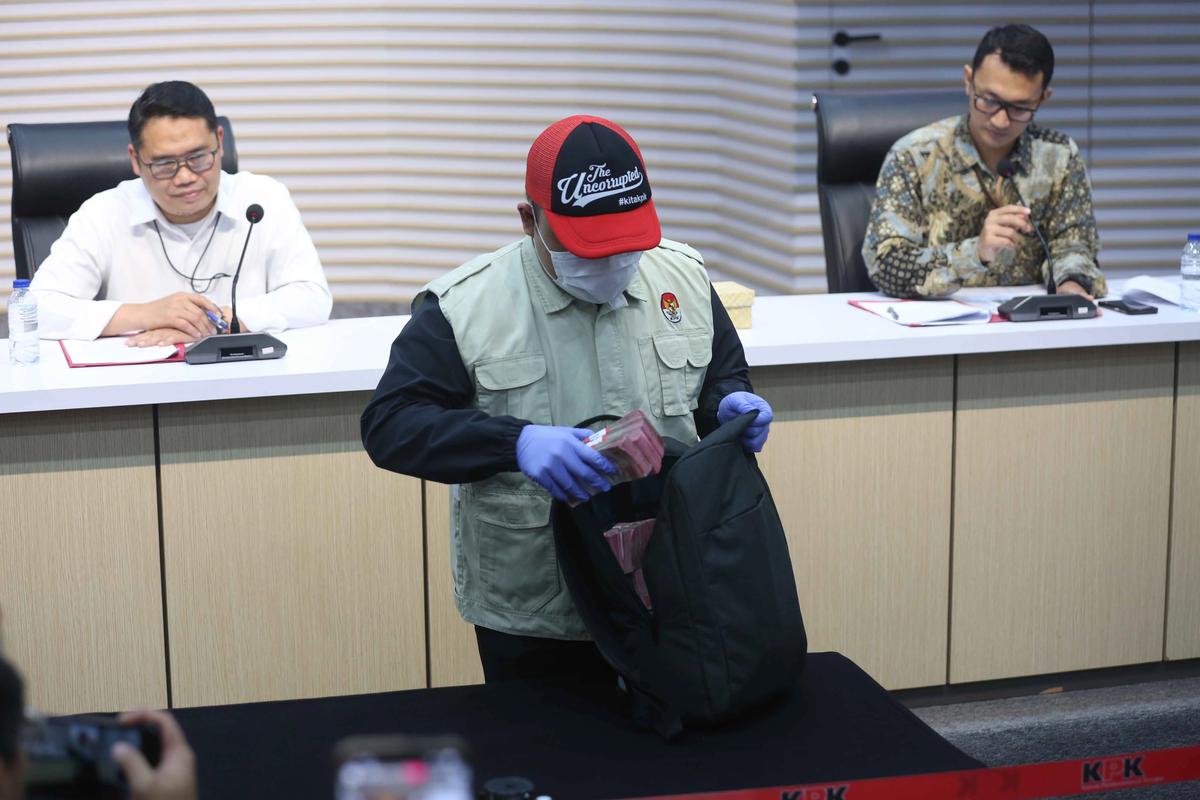 FOTO: FOTO KPK Tunjukkan Barang Bukti Uang 850 Juta Hasil OTT Ketua PN Depok