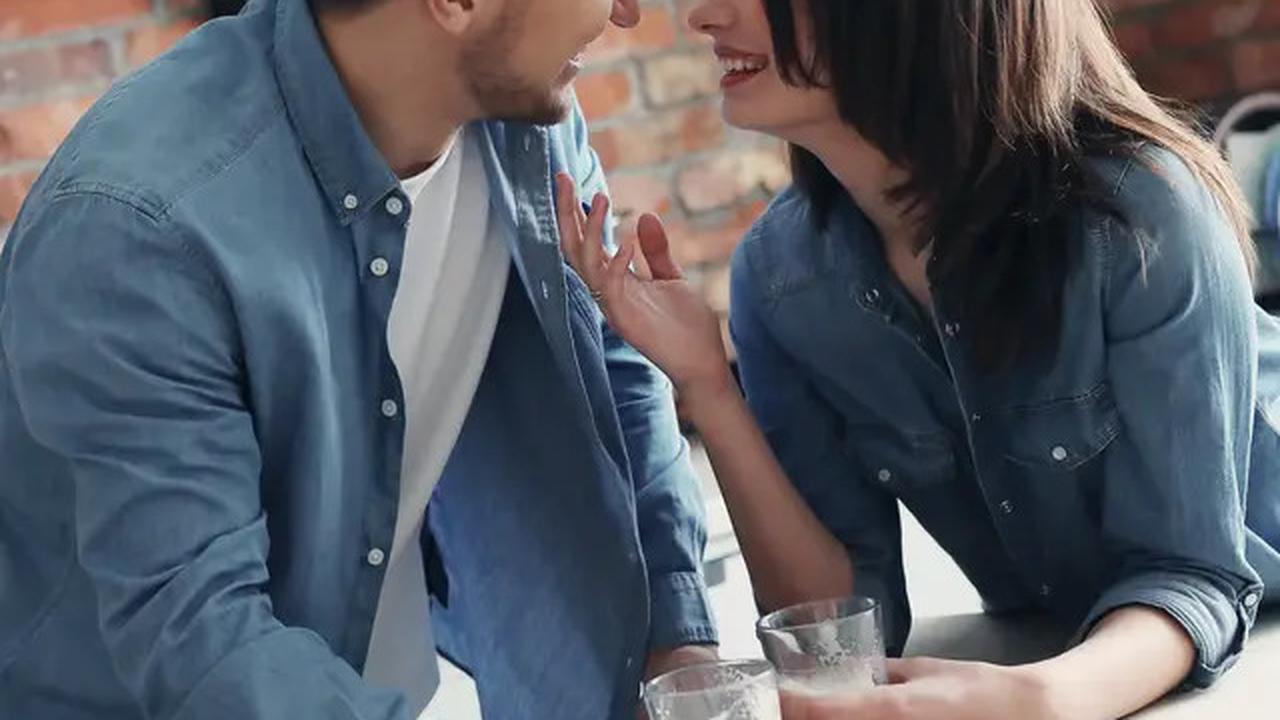 5 Tanda Seseorang Sedang Jatuh Cinta Padamu tapi Berusaha Menyembunyikannya