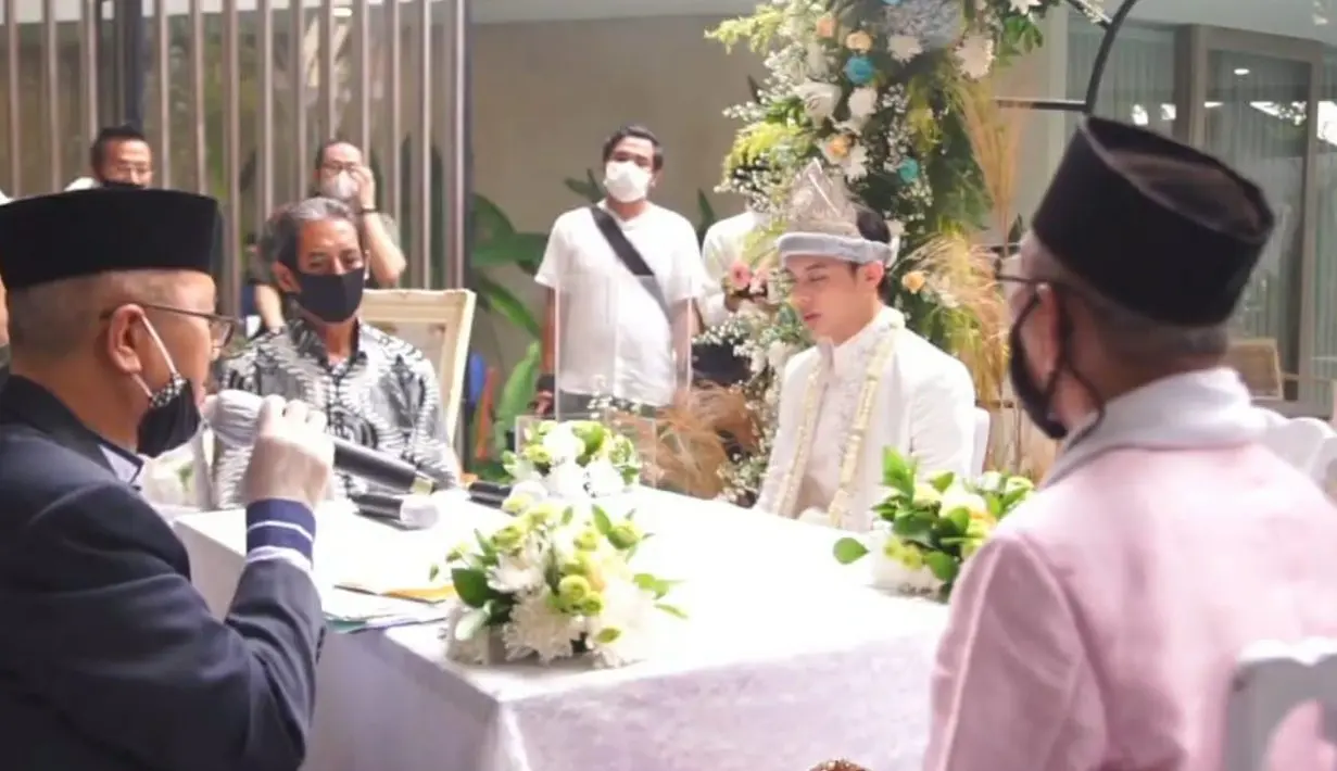 Menikah di situasi pandemi seperti sekarang ini, prosesi akad nikah tersebut tetap menerapkan protokol kesehatan. Berawal dari sambutan dari perwakilan keluarga Reynaldi dan Dinda yang menyampaikan niat baiknya. (Management Dinda Hauw)