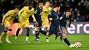 Eksekusi yang dilakukan Lionel Messi berbuah gol dan membuat PSG unggul 4-1. (AFP/Anne-Christine Poujoulat)