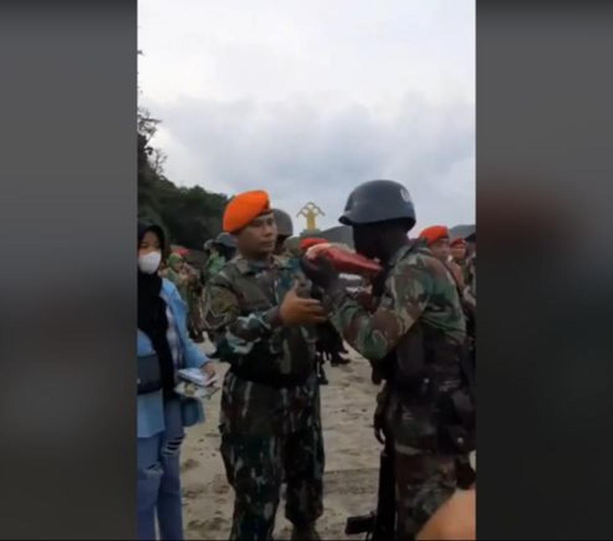 Usai kedatangan dua prajurit Kopasgat, sang putra lantas terlihat mengeluarkan baret merah miliknya. Hal itu bertujuan agar sang ayah memasangkan baret kebanggaannya tersebut. <br>