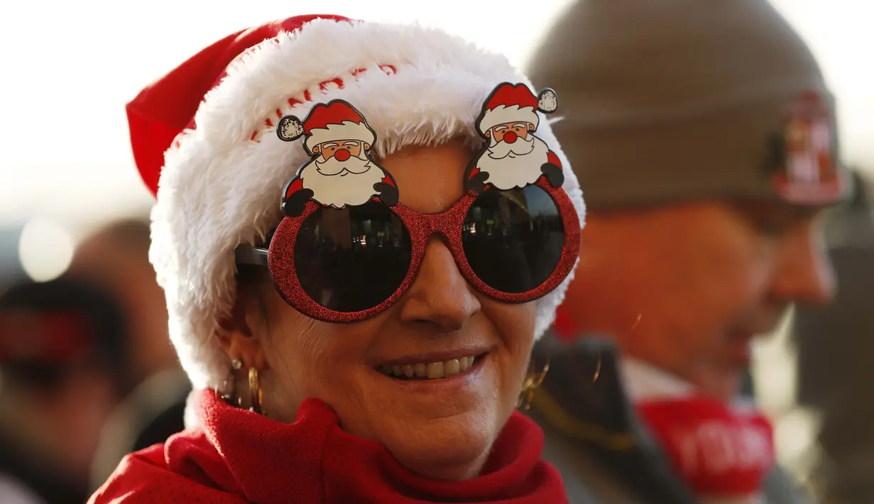 Fan Sunderland mengenakan asesoris Sinterklas saat mendukung timnya berlaga pada lanjutan Premier League di Stadium of Light, (17/12/2016).  (Action Images via Reuters/Lee Smith)
