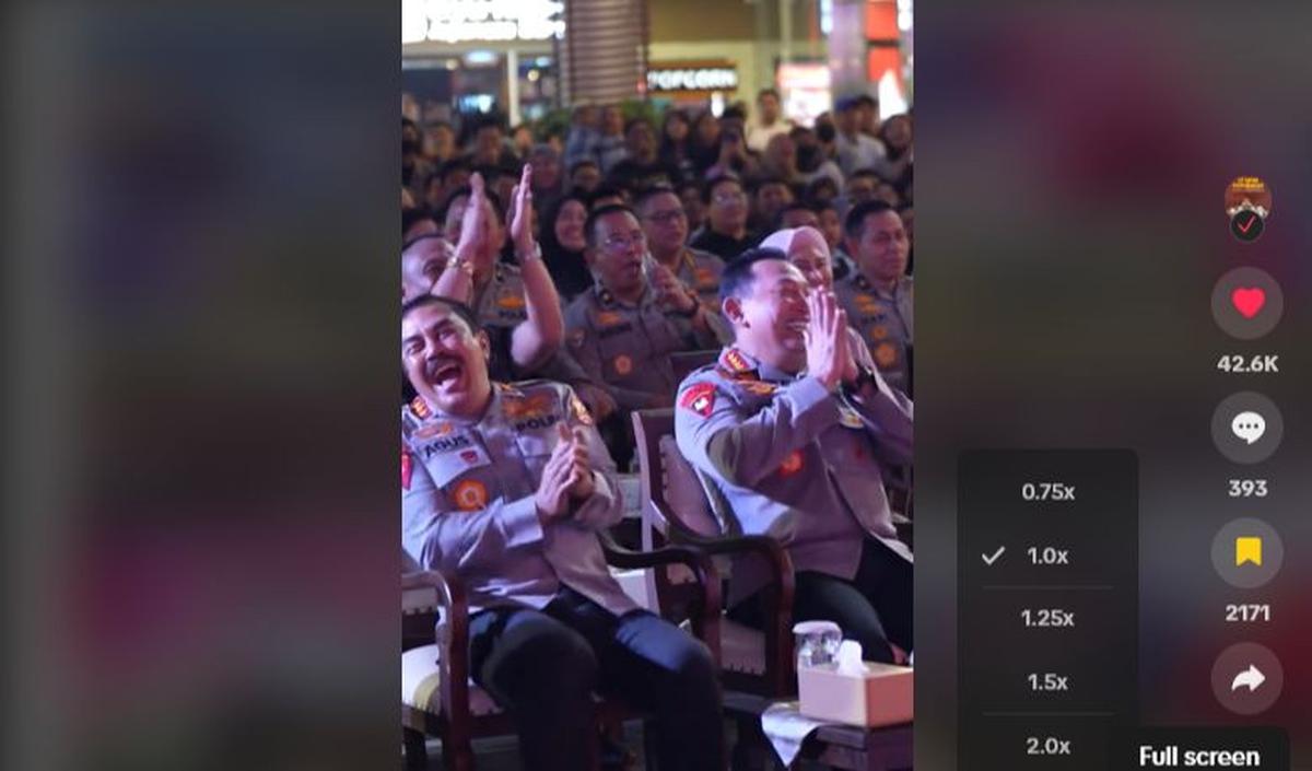 Reaksi Kapolri saat disapa anggotanya angkatan 83 di depan para Jenderal ini sontak menjadi perhatian publik. <br>