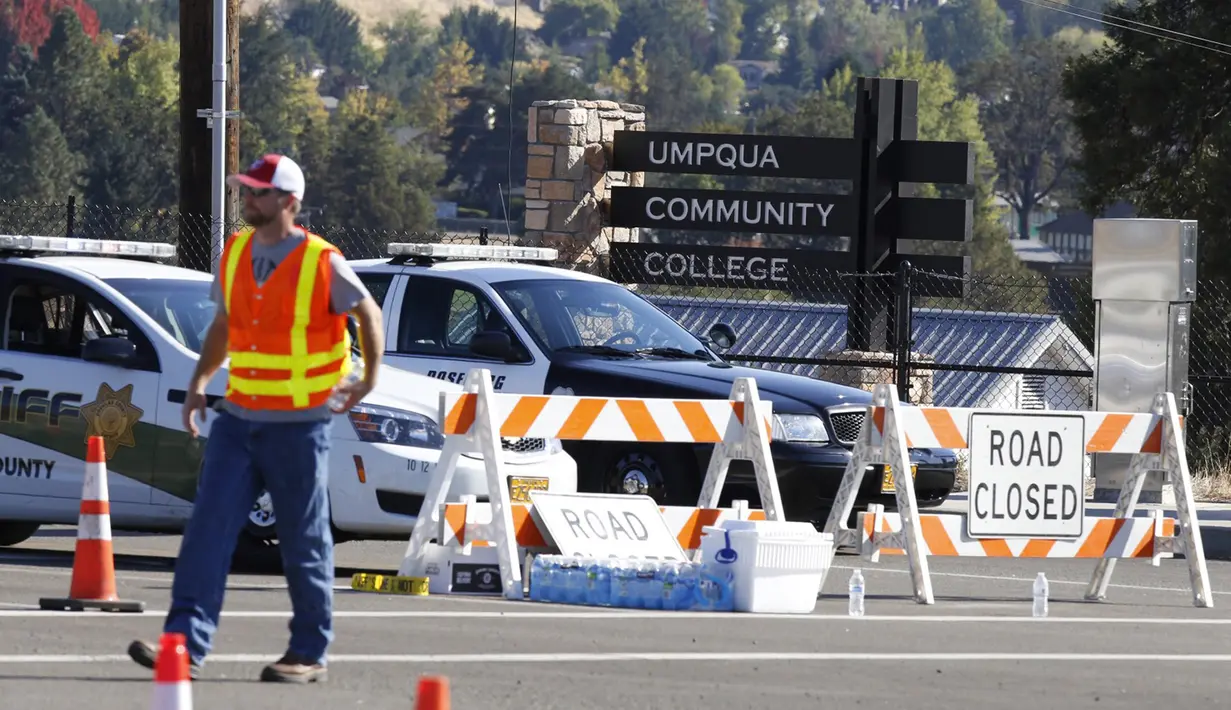 Mobil polisi memblokir pintu masuk ke lokasi penembakan yang terjadi di Umpqua Community College di Roseburg, Oregon, AS, Kamis (1/10/2015). 13 orang tewas dan sekitar 20 lainnya terluka akibat kejadian tersebut. (REUTERS/Steve Dipaola)