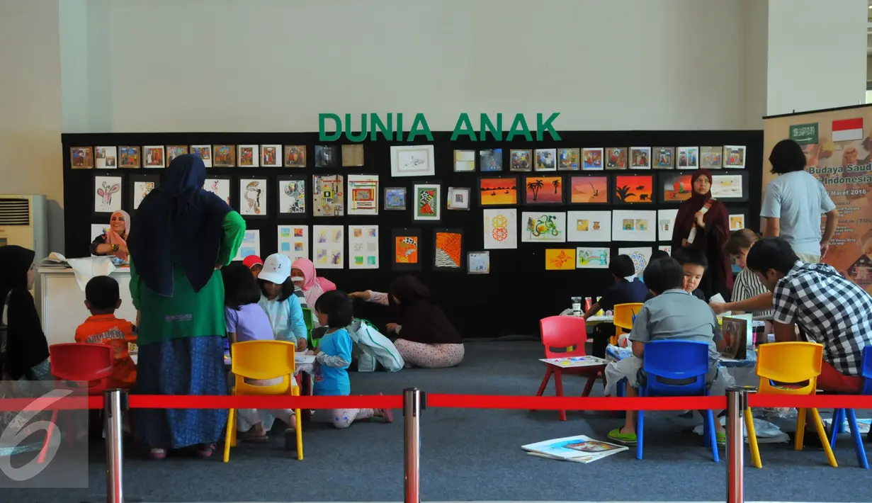 Sejumlah anak mengikuti kegiatan mengasah kreativitas saat Pameran Budaya Arab Saudi yang digelar di Museum Nasional, Jakarta, Minggu, (27/3). Arab Saudi memperkenalkan beragam kebudayaan khas negara Timur Tengah. (Liputan6.com/Faisal R Syam) 