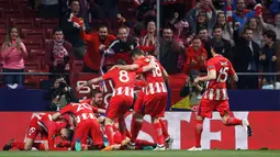 Pemain Atletico Madrid melakukan selebrasi usai Koke membobol gawang Sporting Lisbon saat pertandingan Liga Europa di stadion Metropolitano, Madrid (5/4). Atletico mampu mempertahankan keunggulan 2-0 hingga pertandingan usai. (AP Photo / Francisco Seco)