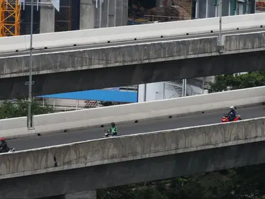 Sejumlah sepeda motor nekat melintasi jalan layang non tol (JLNT) Casablanca, Jakarta, Selasa (10/12/2019). Meskipun Sudah dilarang namun masih banyak para pengendara sepedah motor nekat memasuki jalur tersebut. (Liputan6.com/Angga Yuniar)