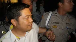 Faisal Aswan (kiri) anggota DPRD Riau fraksi Golkar usai menjalani pemeriksaan di gedung Direktorat Reserse Kriminal Khusus (Ditreskrimsus) Polda Riau, Pekanbaru, Rabu (4/4) malam. KPK telah menetapkan empat tersangka kasus suap Gratifikasi Proyek Pembangunan venue PON dan kini tersangka telah dipindahkan ke Mapolda Riau. (Antara)