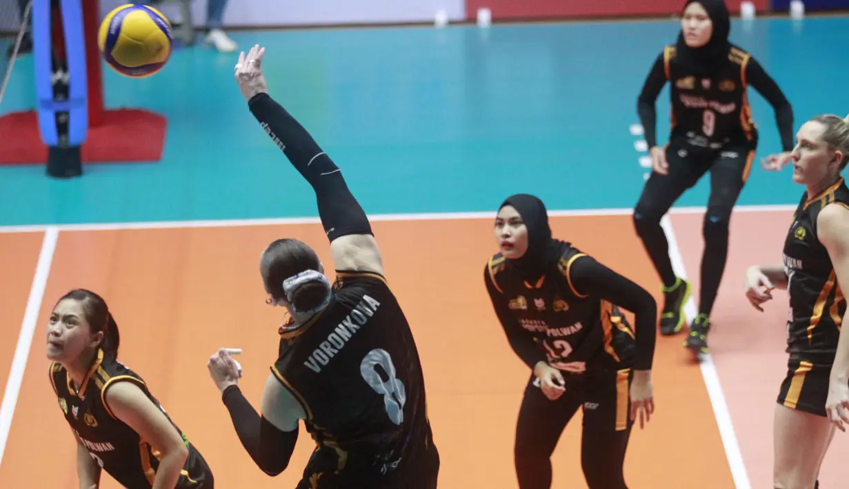 <p>Pemain Jakarta Popsivo Polwan, Irina Voronkova melepaskan spike saat menghadapi Jakarta Electric PLN pada laga seri keempat putaran pertama PLN Mobile Proliga 2024 di GOR Tri Dharma Petrokimia, Gresik, Jawa Timur, Kamis (16/5/2024). Jakarta Popsivo Polwan menang 3-1 (25-23, 25-21, 19-25 dan 25-15). (Dok. PBVSI)</p>