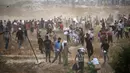 Orang-orang membawa pasokan bantuan dari Gaza Humanitarian Foundation (GHF), sebuah kelompok bantuan swasta yang didukung oleh Amerika Serikat, di Jalur Gaza Tengah pada 8 Juni 2025. (Eyad BABA/AFP)