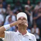 Petenis Spanyol Roberto Bautista Agut merayakan kemenangan atas Guido Pella pada perempat final Wimbledon 2019. (AFP/Ben Stansall)