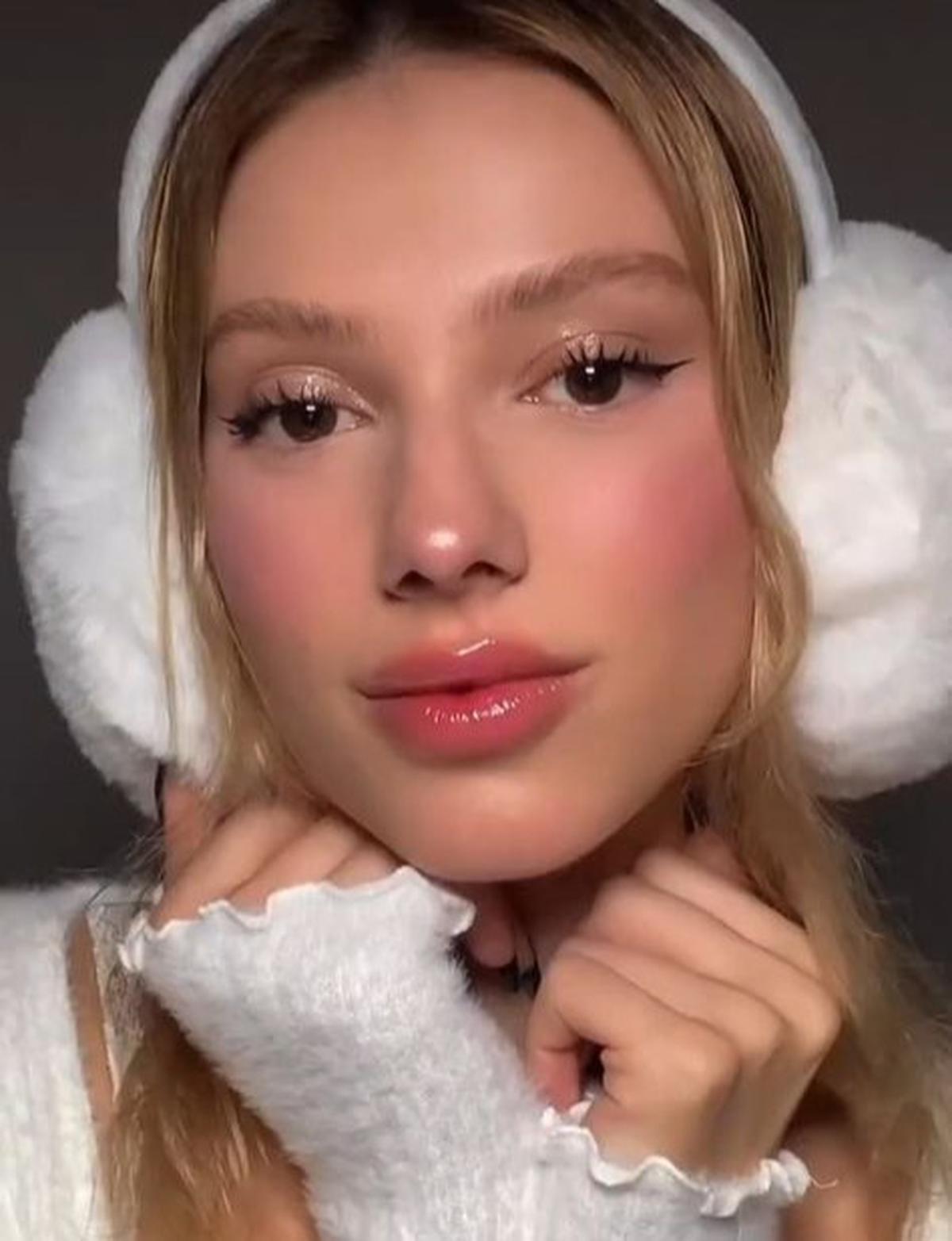 7 Tips Makeup Wanita Musim Dingin yang Bikin Wajah Tetap Glowing dan Tahan Lama!