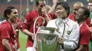 Park Ji Sung juga tercatat sebagai pemain Asia pertama yang mengangkat trofi Liga Champions. Park memainkan peran penting ketika Manchester United melawan Barcelona pada laga semi final Liga Champions 2008. (AFP/Paul Ellis)