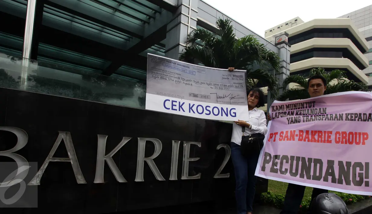 Puluhan karyawan partner bisnis Bakrie membentangkan spanduk di depan gedung Wisma Bakrie, Jakarta, Kamis (10/9). Mereka menuntut Bakrie segera membayar pelunasan hutang hasil penjualan aset Hotel Pullmen di Bali. (Liputan6.com/Helmi Afandi)