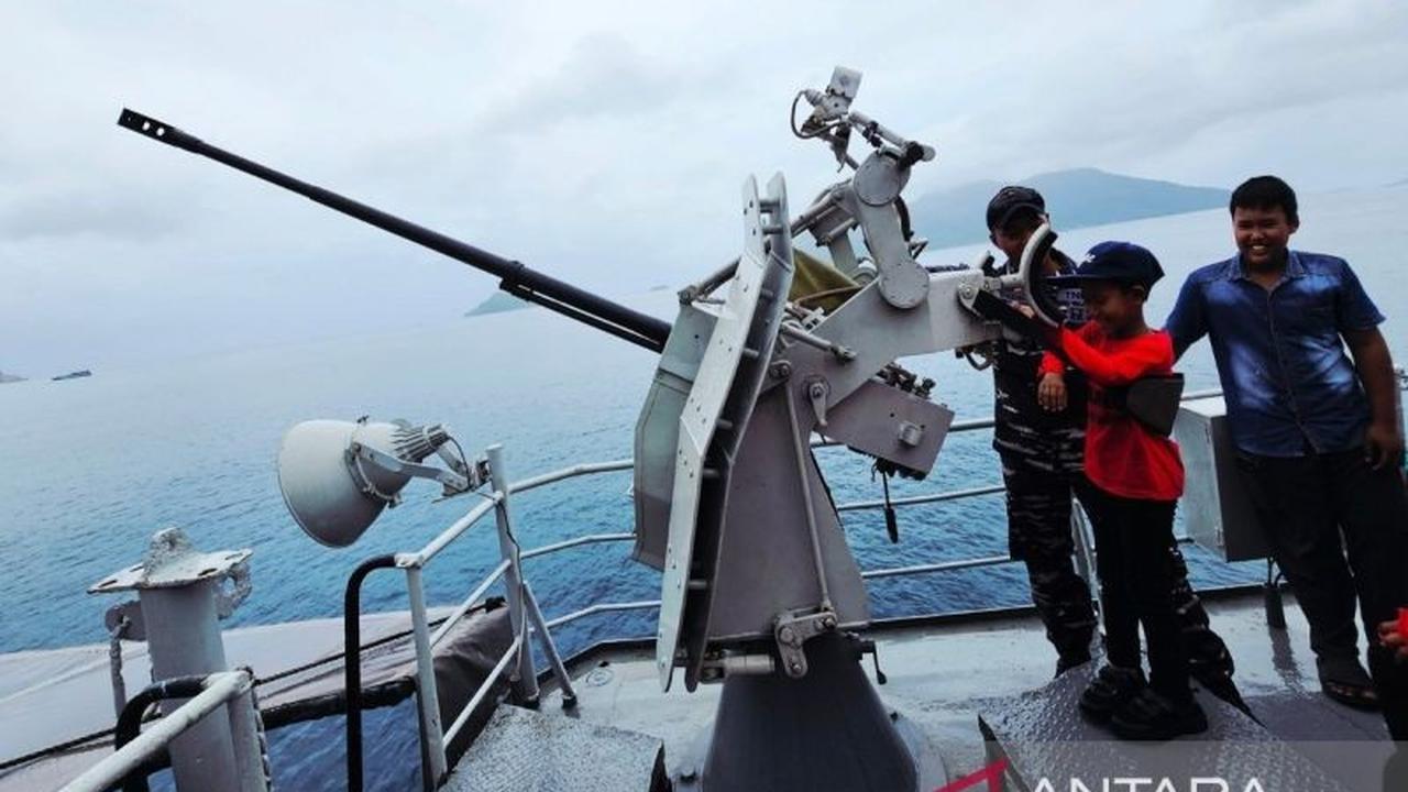 Melihat Langsung KRI Imam Bonjol Natuna, Ratusan Pelajar Perbatasan Antusias Ikuti Open Ship TNI AL