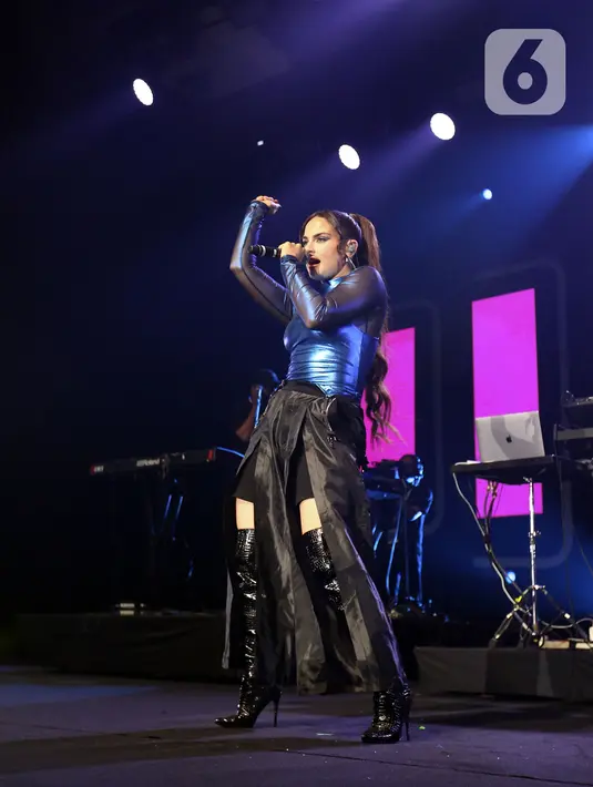 Penyanyi asal Amerika Serikat Joanna Levesque atau JoJo tampil pada special show hari pertama BNI Java Jazz Festival 2022 di JIExpo Kemayoran, Jakarta, Jumat (27/5/2022). Perhelatan musik BNI Java Jazz Festival 2022 digelar pada 27-29 Mei dengan menampilkan musisi-musisi dari dalam dan luar negeri. (Liputan6.com/Johan Tallo)