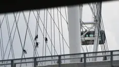Sejumlah pekerja melakukan tugas pemeliharaan dan pembersihan di Singapore Flyer, Singapura, 1 September 2020. (Xinhua/Then Chih Wey)