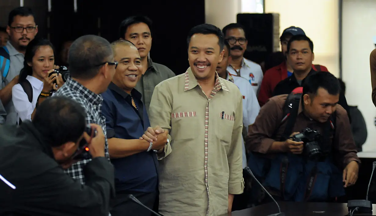 Menteri Pemuda dan Olahraga, Imam Nahrawi (baju coklat) bersalaman dengan perwakilan 18 klub PSSI dan PT Liga Indonesia di Kantor Kemenpora, Jakarta, Senin (27/4/2015). Pertemuan berlangsung tertutup dan tanpa hasil. (Liputan6.com/Helmi Fithriansyah)