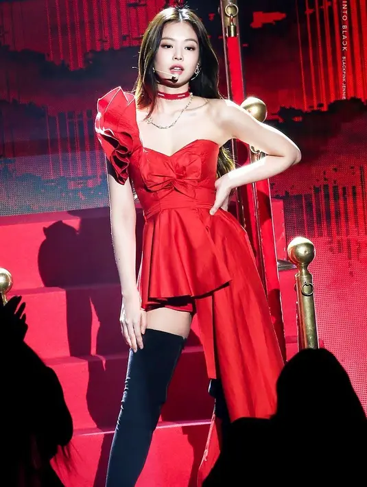 Merah disebut sebagai salah satu warna paling cocok dengan Jennie. Lihat saja gaun merah yang ia kenakan ini. [Via Koreaboo]