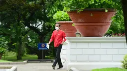 Presiden Joko Widodo berjalan bersiap menjalani vaksinasi COVID-19 dosis kedua di Kompleks Istana Kepresidenan, Jakarta, Rabu (27/1/2021). Vaksin yang disuntikkan Jokowi yakni buatan perusahaan asal China, Sinovac. (Lukas/Biro Pers Sekretariat Presiden)