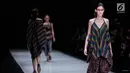 Sejumlah model berjalan diatas catwalk membawakan rancangan karya Lulu Lutfi Labibi dalam Jakarta Fashion Week 2018 di Senayan City, Jakarta, Kamis (26/10). (Liputan6.com/Faizal Fanani)
