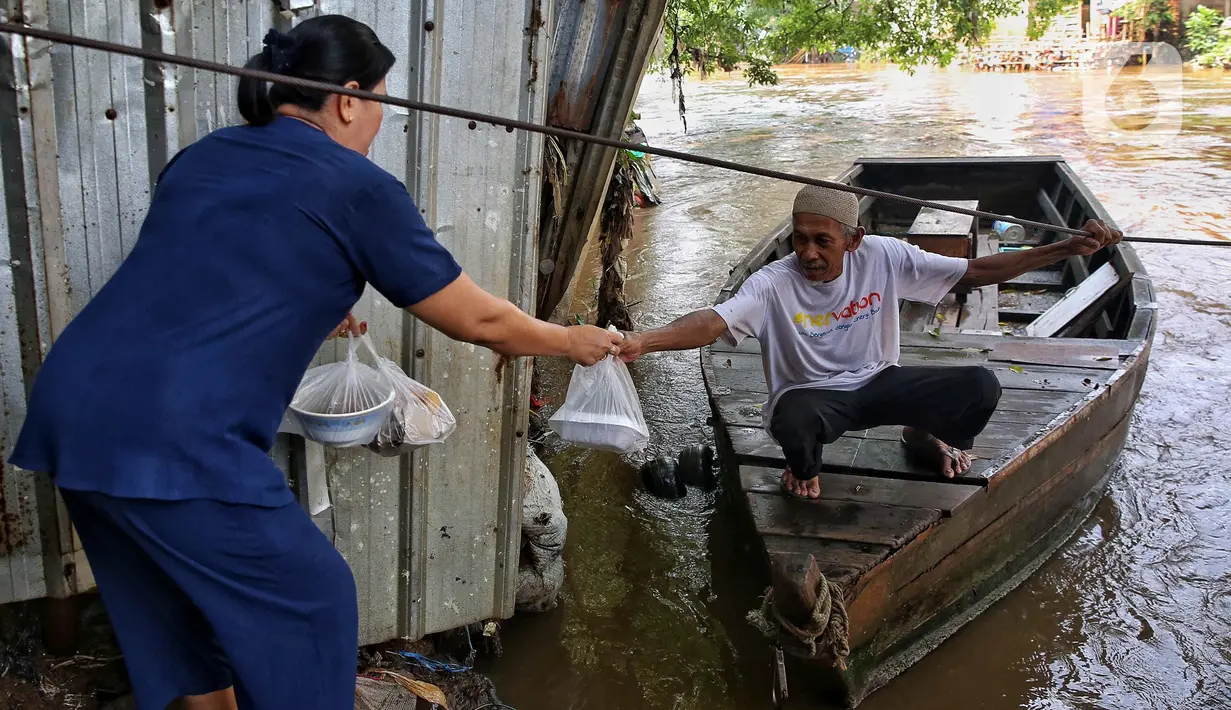 Di tengah geliat pembangunan infrastruktur kota Jakarta, sebagian warga Manggarai dan Kebon Pala masih mengandalkan cara lama untuk menyeberangi sungai atau kali. (Liputan6.com/Angga Yuniar)