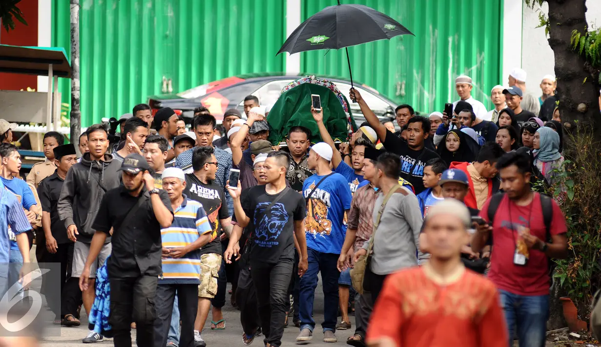 Puluhan pendukung klub Arema mengusung keranda jenazah Achmad Kurniawan menuju pemakaman di kawasan Cijantung, Jakarta, Rabu (11/1). Kiper Arema FC, Achmad Kurniawan wafat di usia 37 tahun. (Liputan6.com/Helmi Fithriansyah)