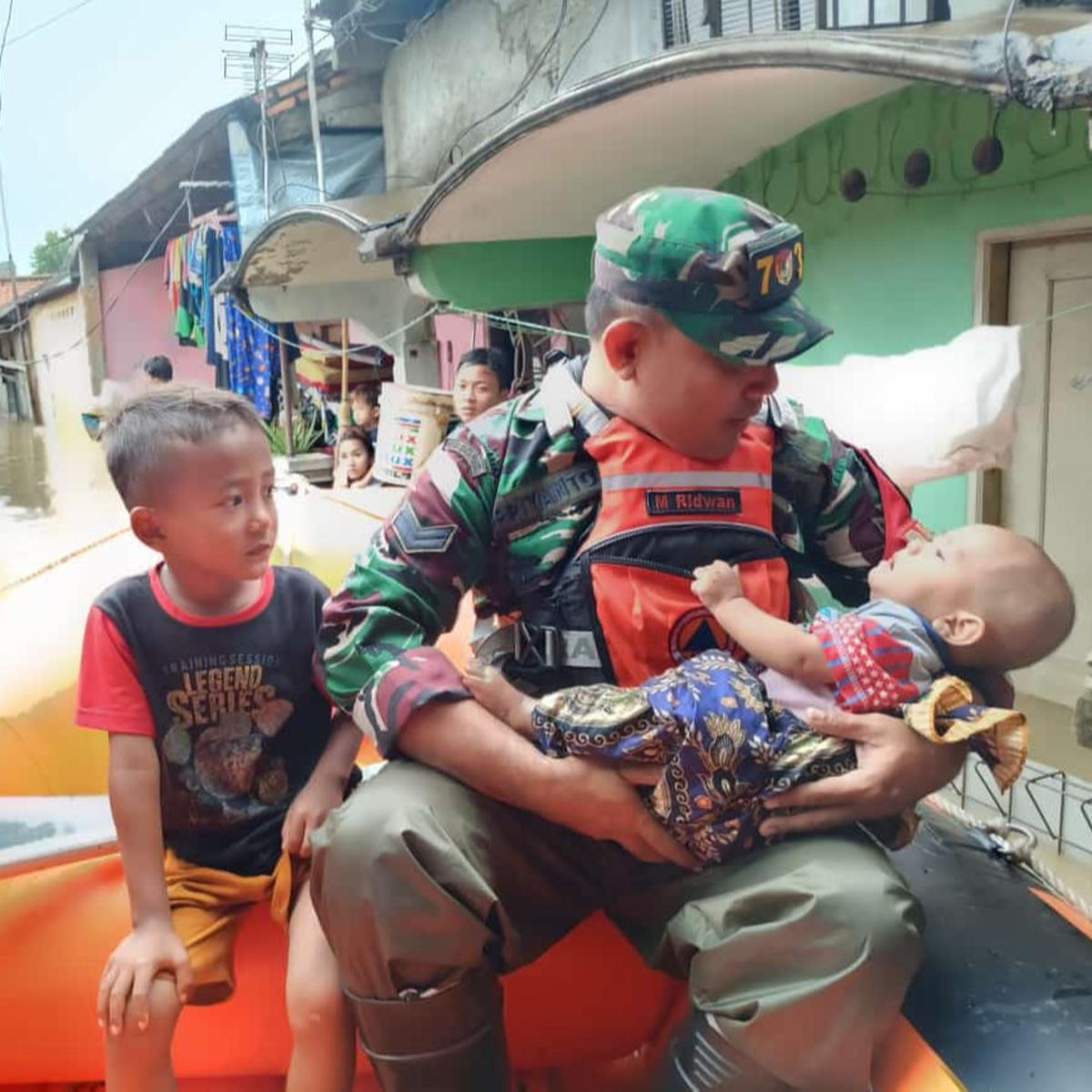 tni dan polisi evakuasi warga korban banjir di bekasi