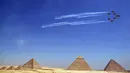 Pesawat KAI T-50 Golden Eagle dari 53rd Air Demonstration Group "Black Eagles" tim aerobatik Angkatan Udara Korea Selatan tampil selama Pyramids Air Show 2022 di atas (kanan ke kiri) Great Pyramid of Khufu, Pyramid of Khafre, dan Pyramid Menkaure di Giza Pyramids Necropolis, Mesir, 3 Agustus 2022. (Mahmoud Khaled/AFP)